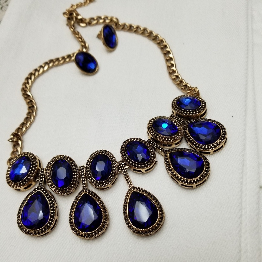 Neckpiece and matching earining